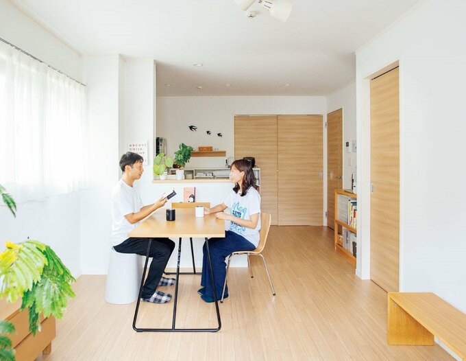 リビングに男女