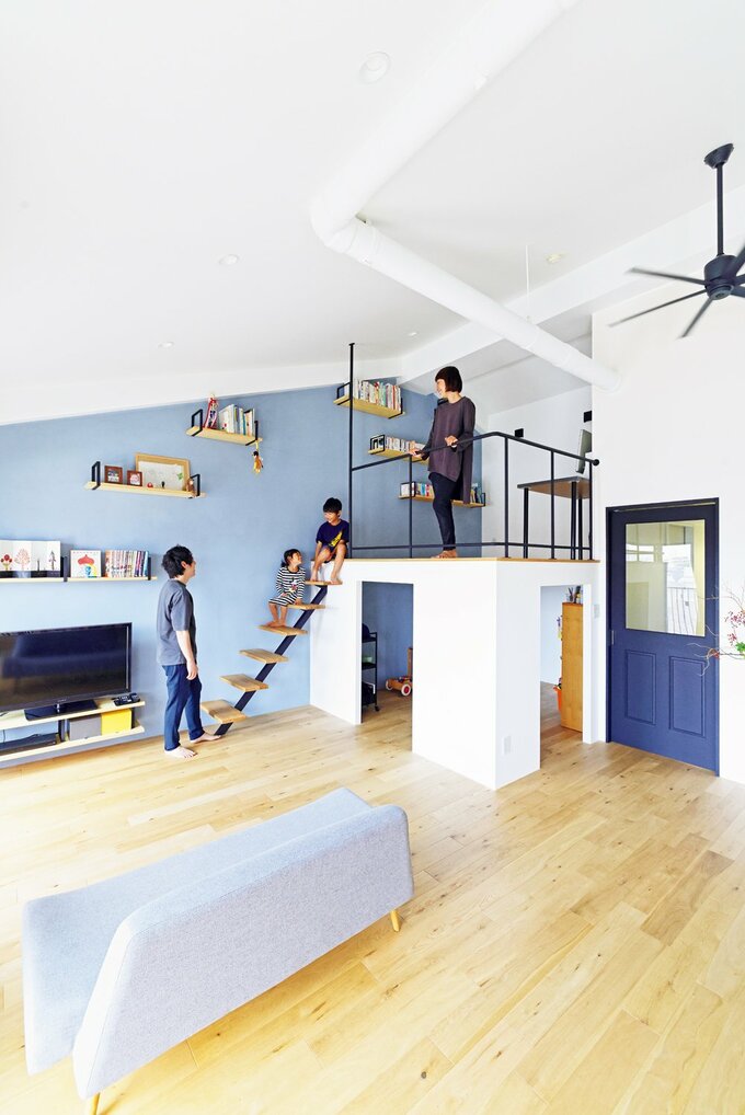 ロフトまわりに集まる家族