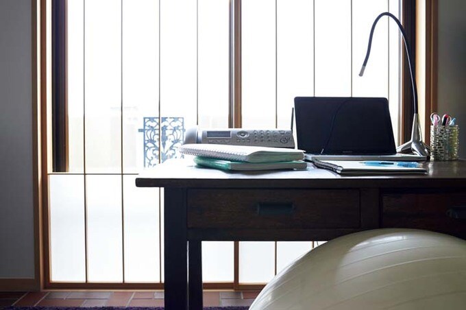 既存のサッシの手前に障子を新設した窓