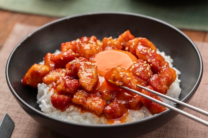 厚切り肉と卵をからめている様子