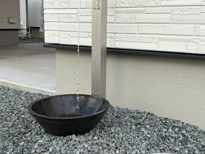 ガーデンパンから水が撥ねている様子