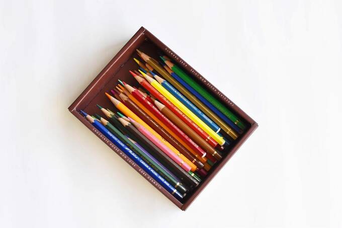 箱に色鉛筆