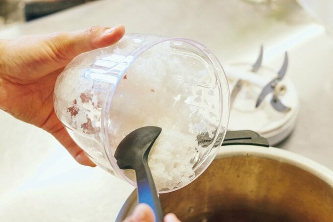 みじん切りチョッパーでタマネギを刻んだ様子