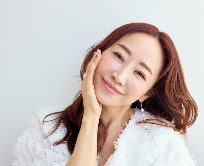 頬に手をあて、ほほ笑む神崎恵さん