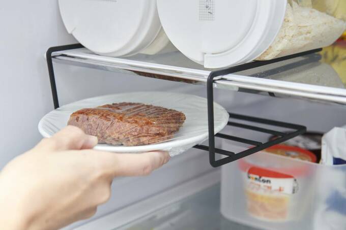 ラックにお皿にのった料理をおく