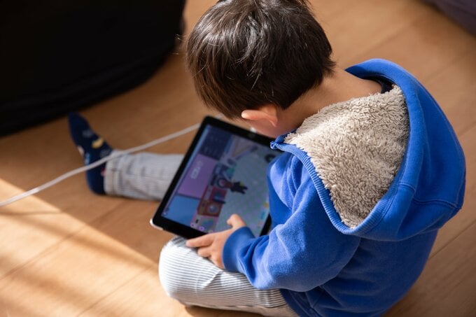 タブレットを見る子ども