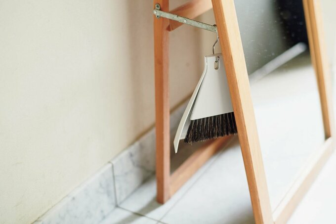 鏡の後ろにホウキとチリトリ