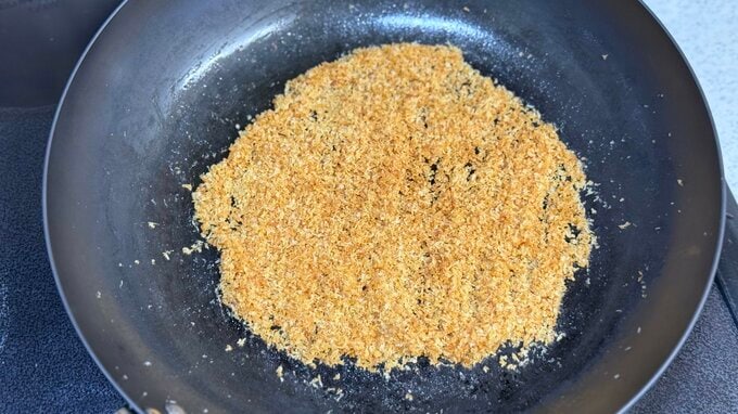 焼けたパン粉の画像