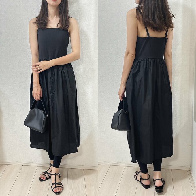キャミソールワンピースを着こなす様子。