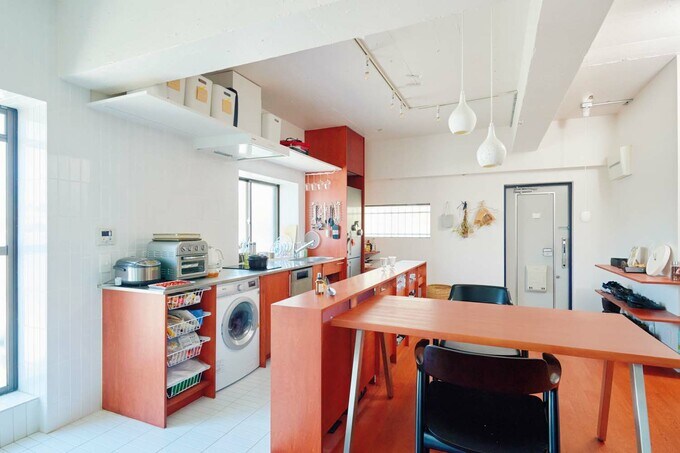 奥からキッチンとダイニングを見る