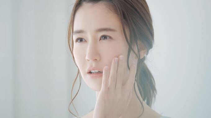 頬を触る女性