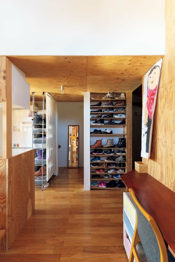 家族の靴はLDKの一角に棚をつくり収納