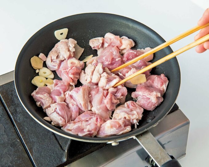 フライパンで材料を炒める様子