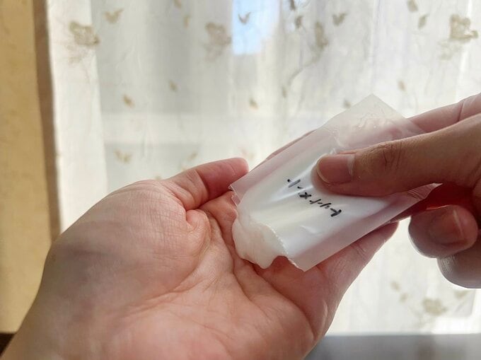 パウチから化粧水を出す様子
