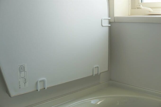 山崎実業の「towerマグネット風呂ふたホルダー」