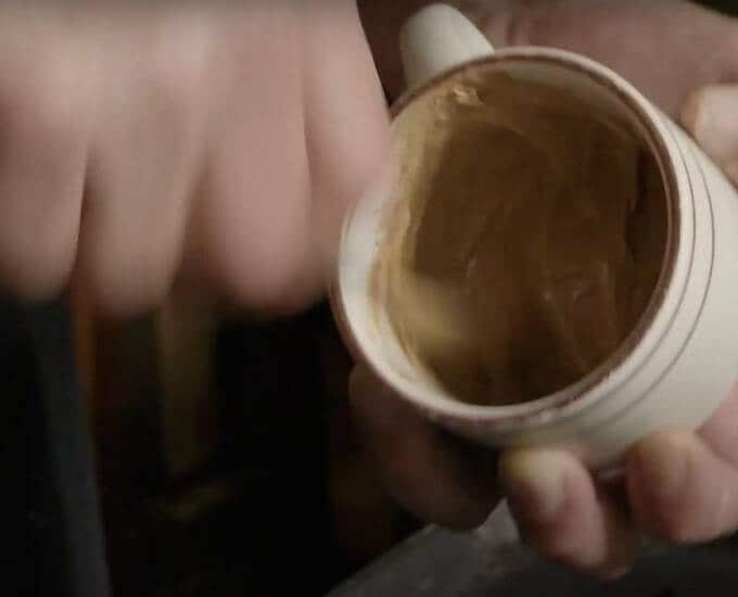 コーヒーを持つ様子