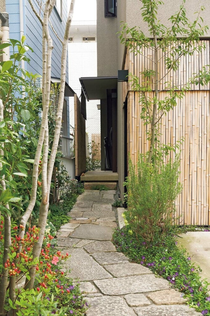 玄関に続くアプローチ