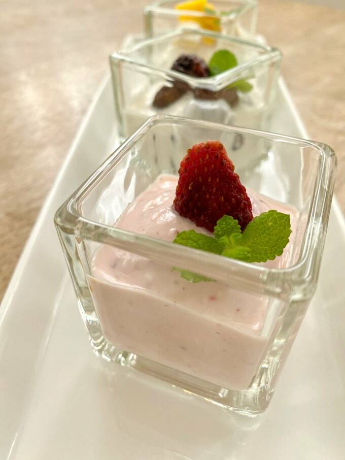 イチゴの色素がヨーグルトに移っている