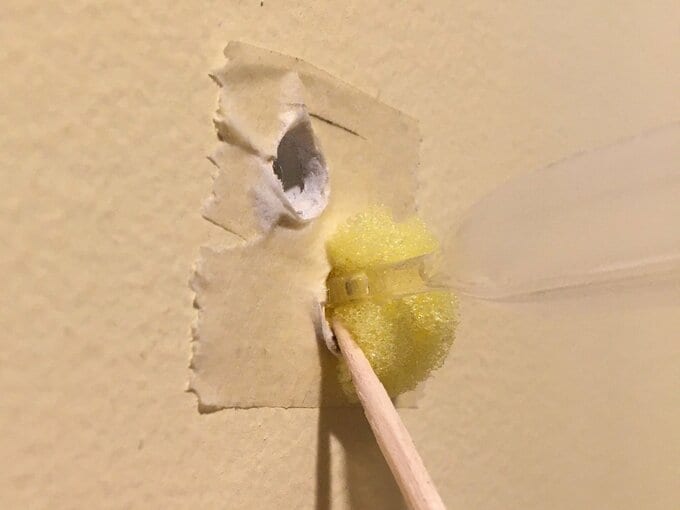 スポイトで液を穴の奥に注入