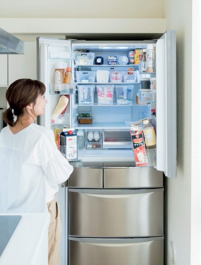 冷蔵庫見る女性