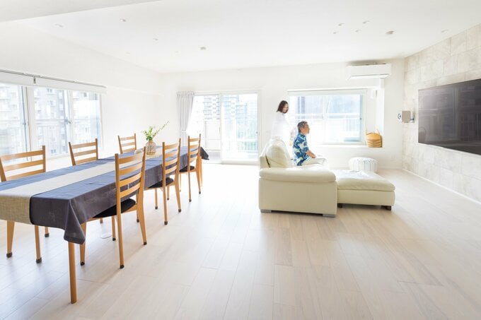 広々とした空間にリフォームされたリビングダイニング。天然木の繊細な木目や色彩が特徴的な床は、パナソニックの突き板「マイスターズウッド」を採用