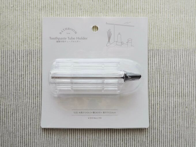 「歯磨き粉チューブホルダー」(330円)、商品サイズ(約):高さ4.5×横10×奥行き4cm、対応サイズ:~7cmまでのチューブに対応、素材:ポリスチレン