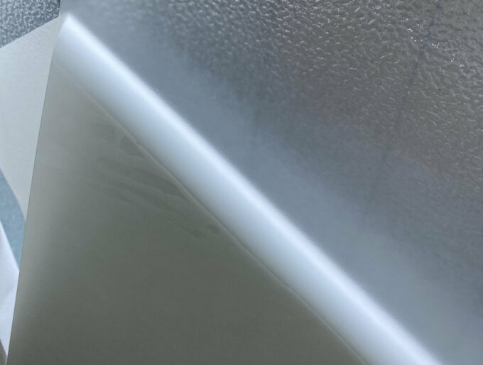 裏の紙を少しずつはがして貼っていきます。