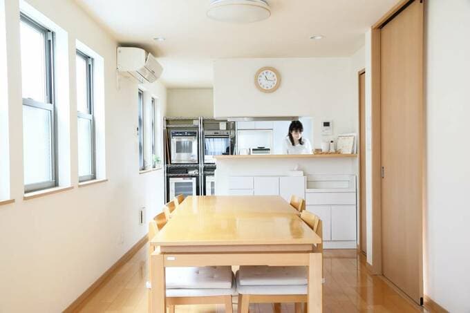 キッチンとテーブル