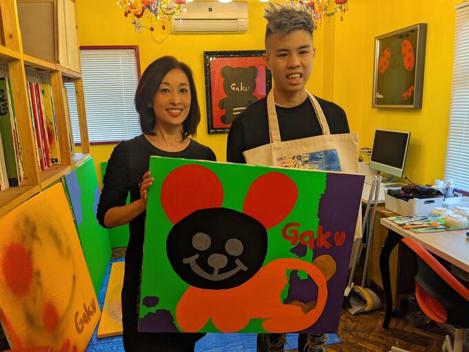 絵を持つ男性と女性