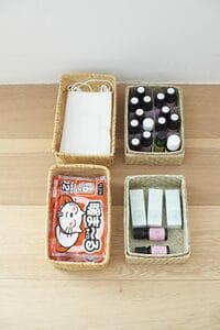 上段左に置いたのは竹皮の弁当箱とハワイ土産でもらったカゴ