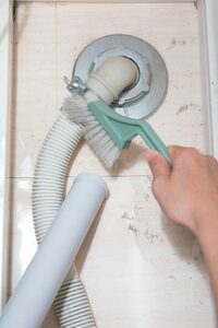 ホコリはサッシブラシではらい、掃除機で吸う