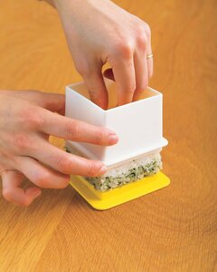 デコ寿司（9×9×高さ6.3cm）