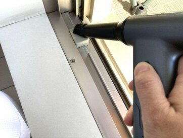 冷蔵庫のすき間や窓のサッシ…「エアダスター」で家じゅうピカピカ！手を濡らさず、冬の掃除がラク