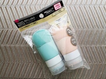 浴室の壁にピタッ！ダイソーの“吸盤つき”つめ替え用ボトルで旅先のプチストレスが消えた