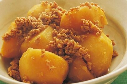 鶏ひき肉のうま味がしみしみ「ジャガイモのそぼろ煮」。余ったときの使いきりメモも必見