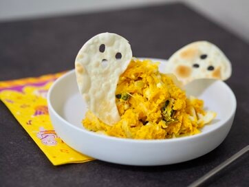 ハロウィーンにぴったり！レンチンで完成「カボチャサラダ」。ギョーザの皮でつくるおばけに、子どもも大喜び