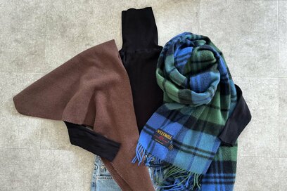 40代の「ストール活用コーデ」3選。簡単で即こなれる、定番＆トレンドの巻き方も解説