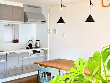 築43年の団地、古く見える原因は「キッチンパネルの色」かも。ベニヤ板で簡単DIY、現状回復も簡単　