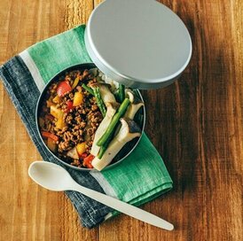 10分で完成するドライカレー弁当。フライパン1つで簡単に同時調理