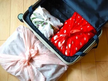 旅行の「荷物を軽くする」コツ3例。風呂敷でスーツケースすっきり、小さくたためるアウターが重宝