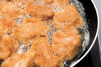 「火をつけるタイミング」の新常識。鶏のから揚げがカリッとジューシーに！