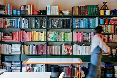 ものが多くてもくつろげる。好きがつまった料理家の台所