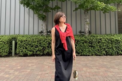 50代、夏の帰省ファッションは「ノースリーブに羽織り」が鉄板。少アイテムで着まわし4コーデ