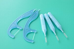 デンタルフロスと歯間ブラシの役割の違いって？