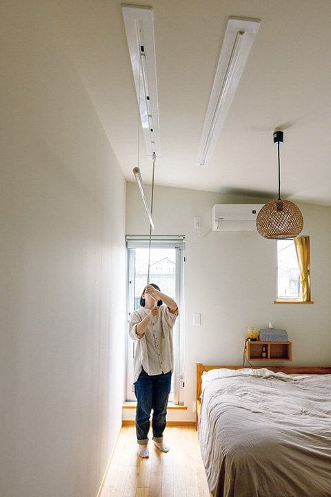 寝室には天井埋め込み式の室内物干しを設置。