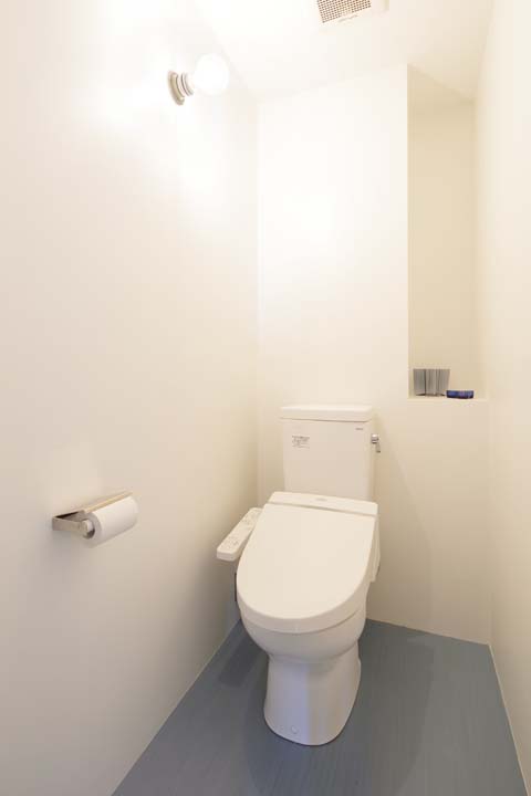 スペースを少し広げて設備を一新したトイレ