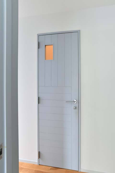 淡いブルーグレーに塗装したサニタリーのドア