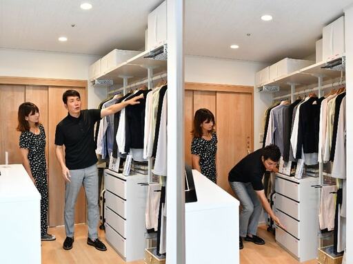 収納ユニットと夫妻2カット