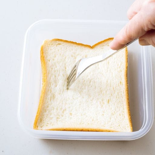 食パン全体をフォークで刺して、味をしみ込みやすくする