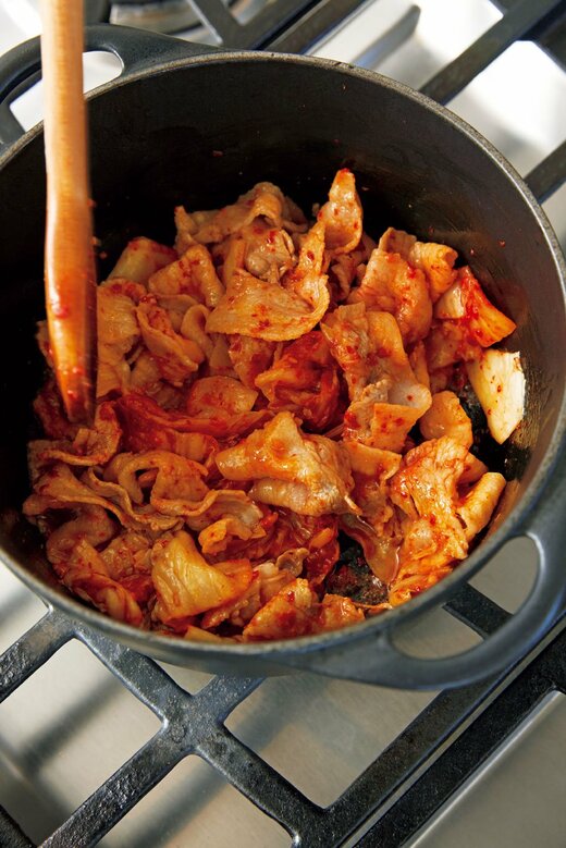 肉と香味野菜をキムチと炒める